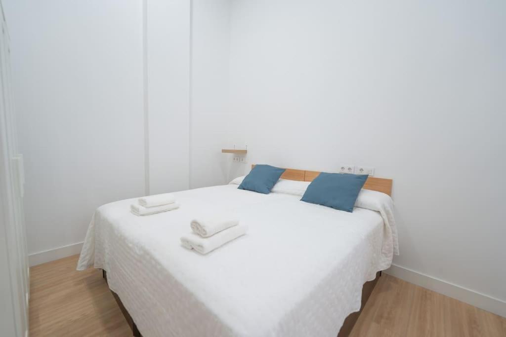 Estudio A Estrenar En San Bernardo Sevilla Bagian luar foto