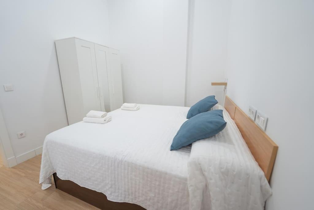 Estudio A Estrenar En San Bernardo Sevilla Bagian luar foto