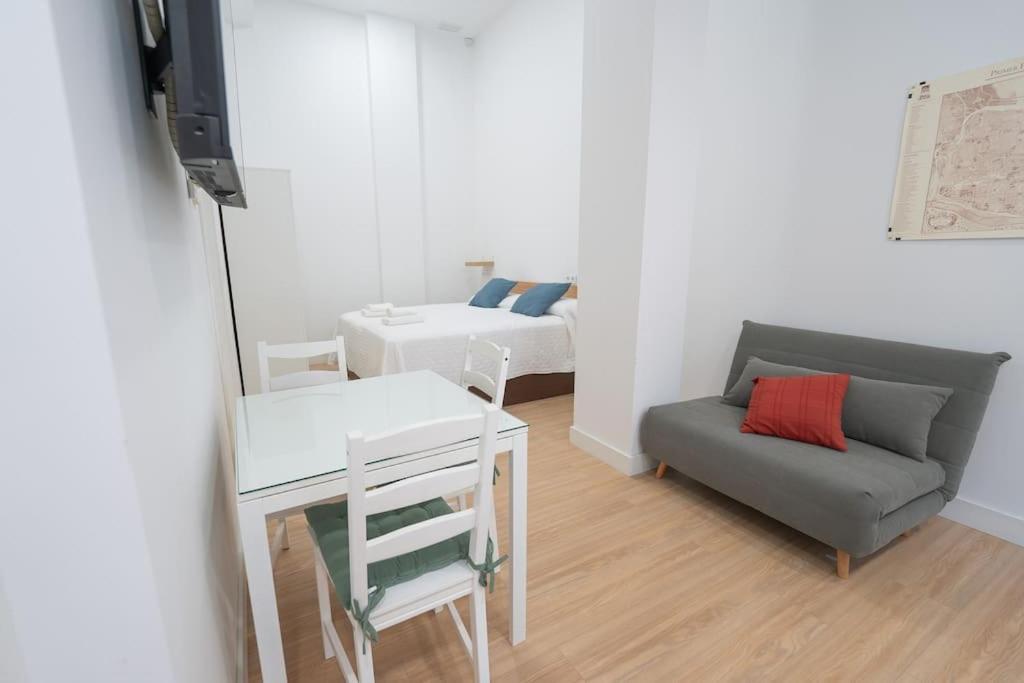 Estudio A Estrenar En San Bernardo Sevilla Bagian luar foto